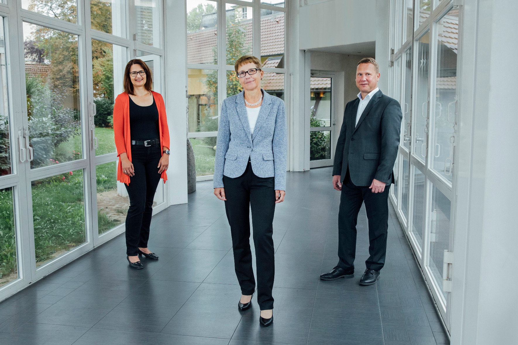 Die KONSENS-Gesamtleitung: Simone Robeis (Stellvertreterin), Frauke Hesse (Stellvertreterin), Sven Wolfrum (Gesamtleiter) © Sophie Kirchner